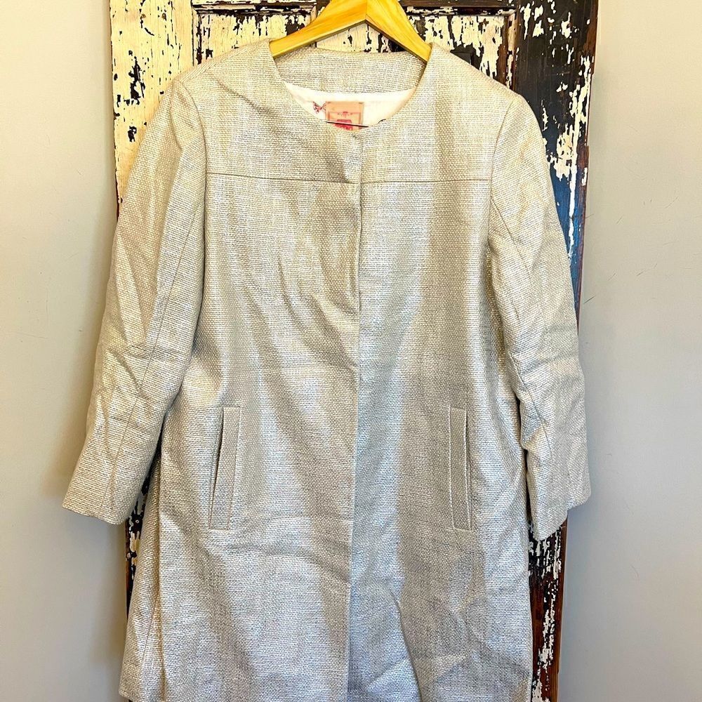 Women’s chic Vilagallo size 44 white metallic dress coat. Made in Spain.
